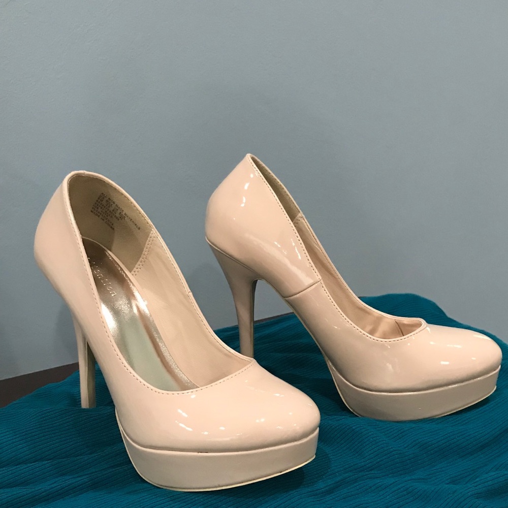 Attention! Nude Platform Pumps